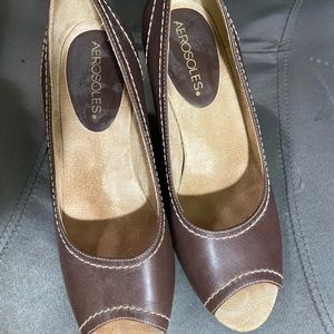 AEROSOLES Brown Leather Peep Toe Wedges, Size 6.5M